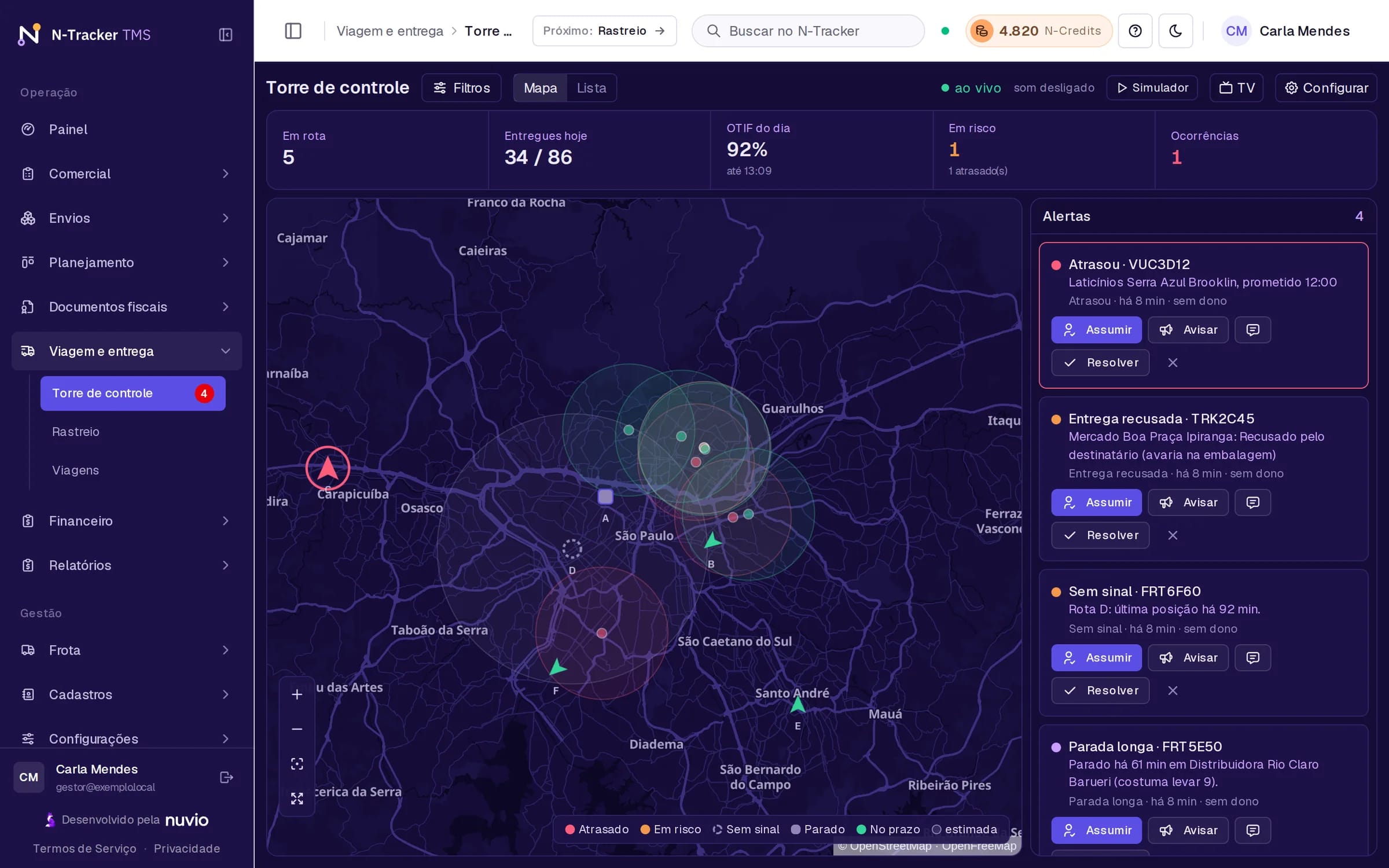 Torre de controle do N-Tracker: mapa escuro da Grande São Paulo com os veículos em rota, indicadores de entregas do dia e a fila de alertas com atraso, entrega recusada, sem sinal e parada longa.